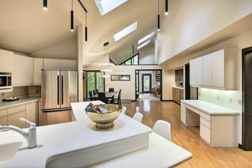 Spacious Modern Home Less Than 6 Mi To Lambeau Field!