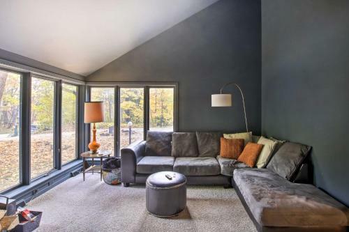 Spacious Modern Home Less Than 6 Mi To Lambeau Field!