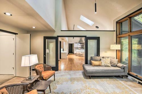 Spacious Modern Home Less Than 6 Mi To Lambeau Field!