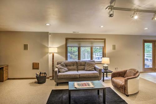Spacious Modern Home Less Than 6 Mi To Lambeau Field!