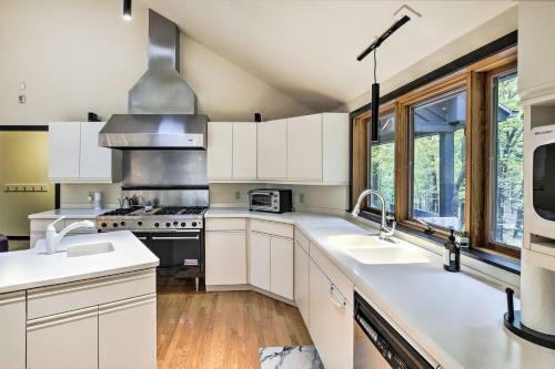 Spacious Modern Home Less Than 6 Mi To Lambeau Field!