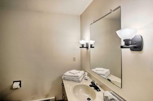 Spacious Modern Home Less Than 6 Mi To Lambeau Field!
