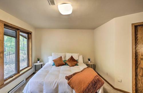 Spacious Modern Home Less Than 6 Mi To Lambeau Field!