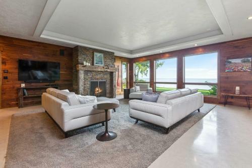 Luxe Lakefront Retreat With Sauna And Game Room!