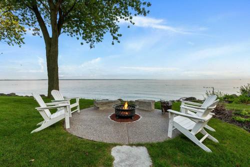 Luxe Lakefront Retreat With Sauna And Game Room!