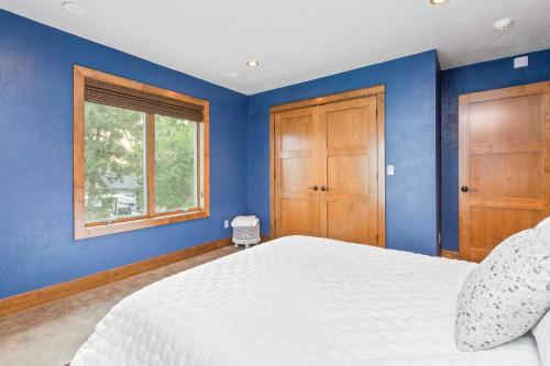 Luxe Lakefront Retreat With Sauna And Game Room!