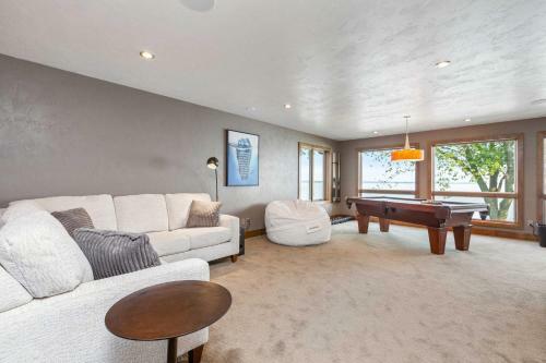 Luxe Lakefront Retreat With Sauna And Game Room!