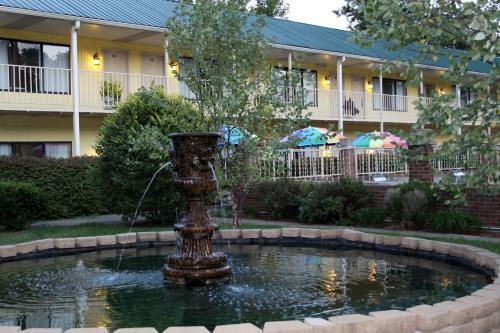 Hotel Golden Manor Inn & Suites