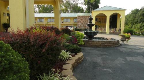 Hotel Golden Manor Inn & Suites