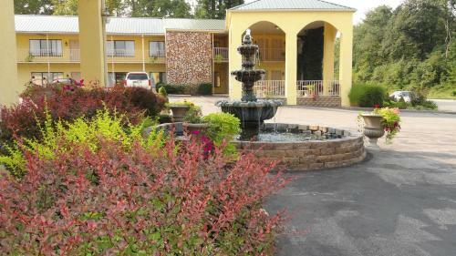 Hotel Golden Manor Inn & Suites