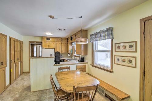 Cozy Oshkosh Home, 4 Blocks To Lake Winnebago