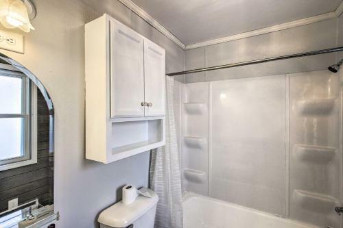 Quaint And Pet-friendly Cabin On Shawano Lake!