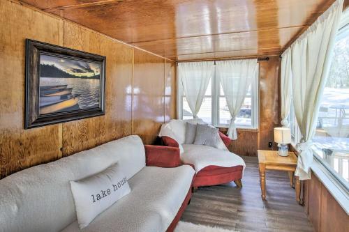 Quaint And Pet-friendly Cabin On Shawano Lake!