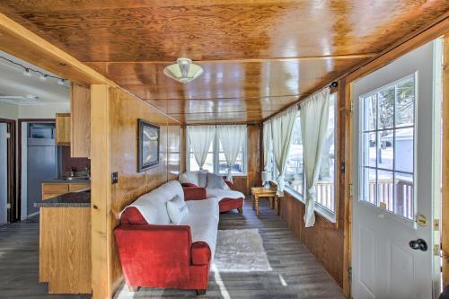 Quaint And Pet-friendly Cabin On Shawano Lake!