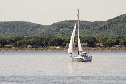 Lakefront Lake Pepin Cottage With Deck-steps To Beach