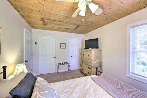 Charming Twin Lakes Hideaway With Private Yard!