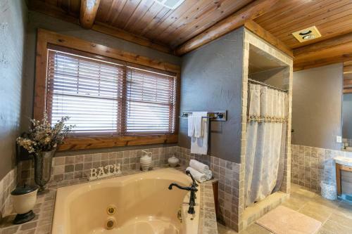 Grandview Lakeside Log Lodge