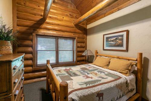 Grandview Lakeside Log Lodge