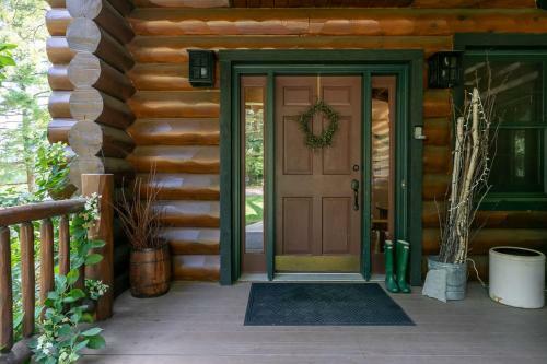 Grandview Lakeside Log Lodge