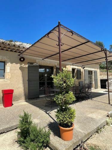 Maison � Flanc de Colline Avec Piscine Eygali�res