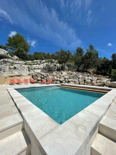 Maison � Flanc de Colline Avec Piscine Eygali�res