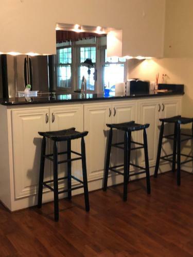 Large 5 Br 3ba Vacation Home Near Beaches