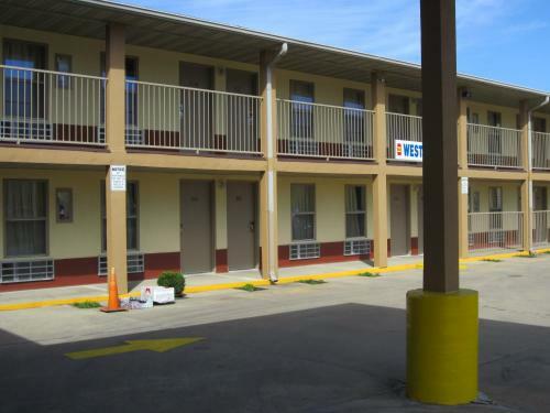 Motel First Western Inn - Fairmont City