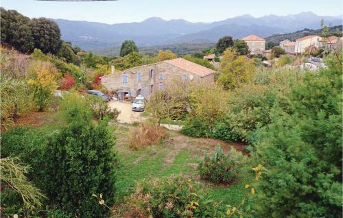Three-bedroom Apartment In Petreto-biccisano