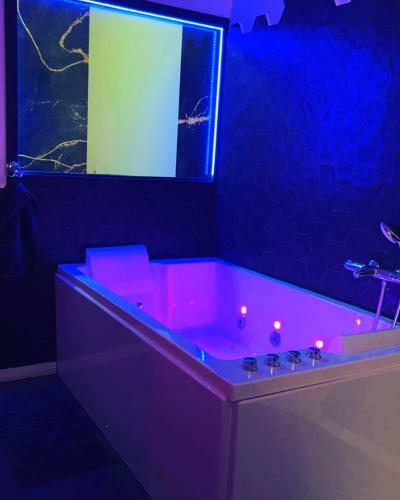 Apartamento Loveroom : Suite Avec Jacuzzi Privatif