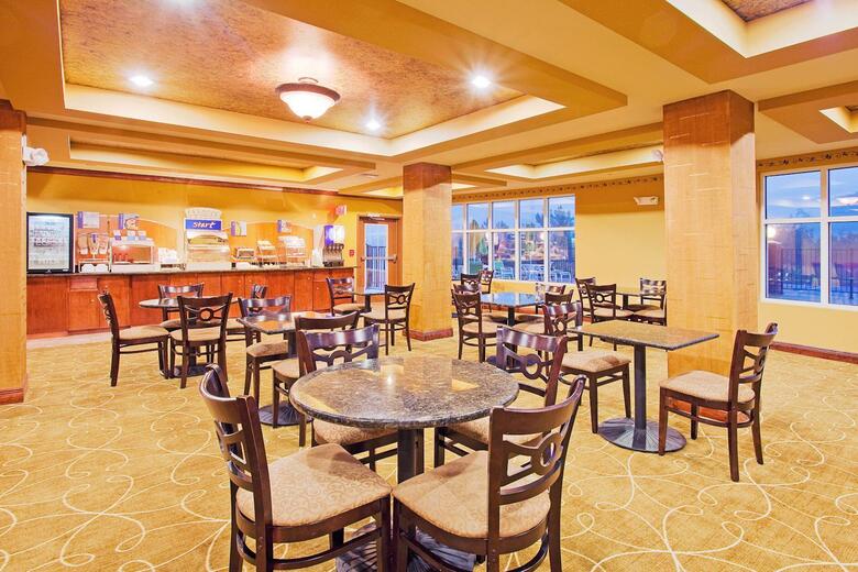 Holiday Inn Express Hotel & Suites Foley
