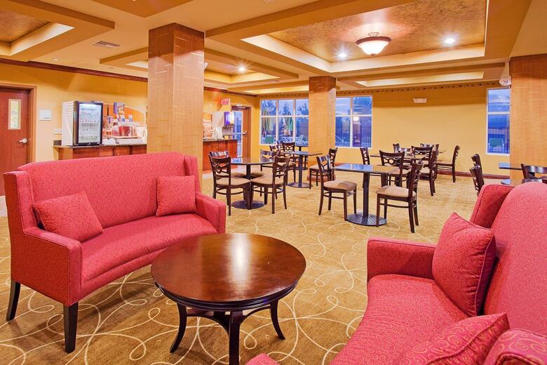 Holiday Inn Express Hotel & Suites Foley