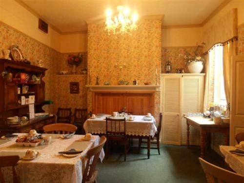 Hostal Riverside Guest House