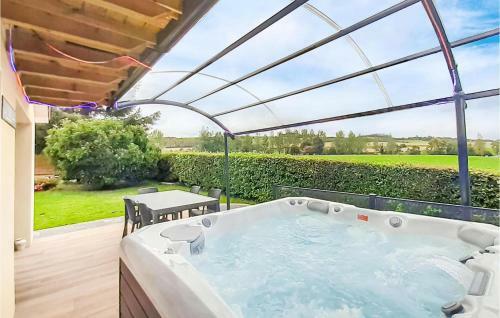 Stunning Home In Ledinghem With Jacuzzi, Sauna And Wifi
