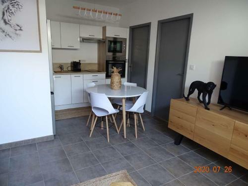 Apartamento Proche P�z�nas, Tr�s Bel Appartement, Commerces