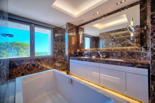 Cannes Luxury Rental - Modern Villa Supercannes