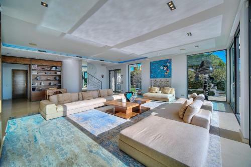 Cannes Luxury Rental - Modern Villa Supercannes