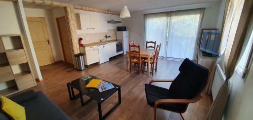 Logement, Rez-de-jardin D?une Maison, Or�e Du Bois
