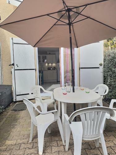 A 450m de La Plage - Agr�able Pavillon Avec Pisicine Commune