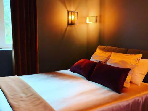 Hostal Domaine Du Mesnil Ponceau & Spa
