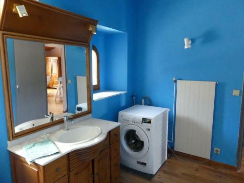 Routier Double Sleeps 6 1k, 1q, 2s Comfortable, Modern, Artistic, Fun