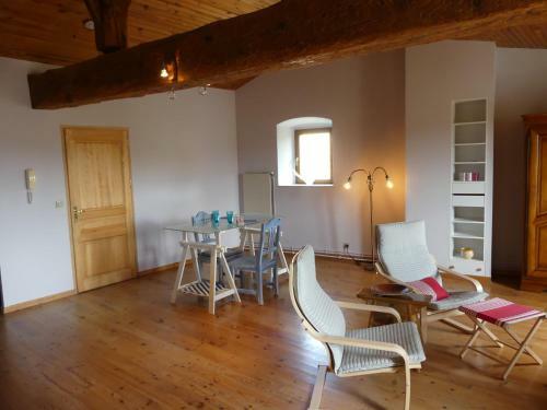 Routier Double Sleeps 6 1k, 1q, 2s Comfortable, Modern, Artistic, Fun