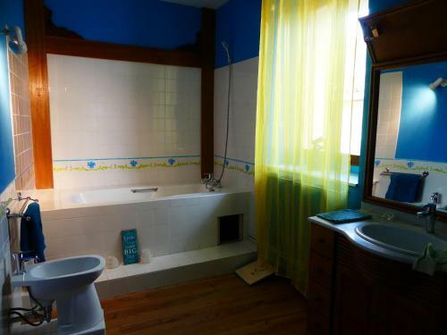 Routier Double Sleeps 6 1k, 1q, 2s Comfortable, Modern, Artistic, Fun