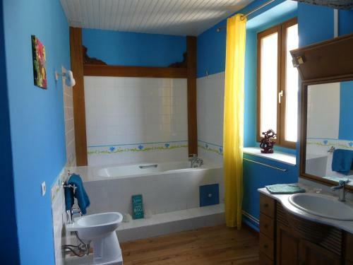 Routier Double Sleeps 6 1k, 1q, 2s Comfortable, Modern, Artistic, Fun