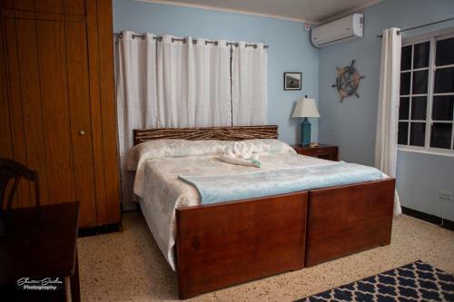 Bed & Breakfast Treasure Beach Inn And Bar