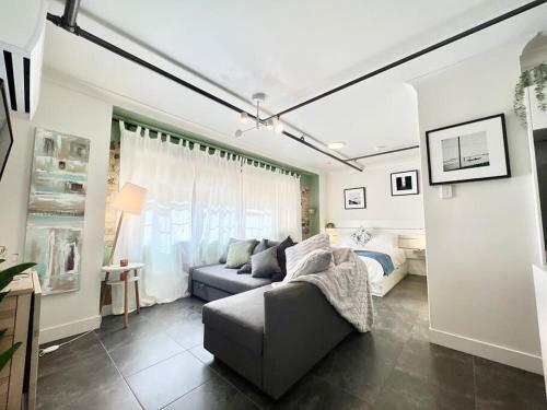 Iconic & Central Inner City Apartment W/ Free Park