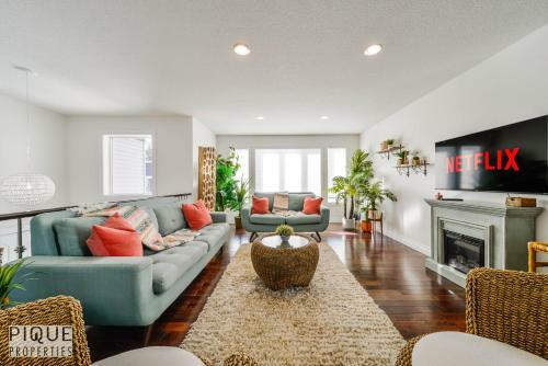 Villa New, 3bdrm Tropical Oasis, Central, Garage, Fireplace, Wifi!