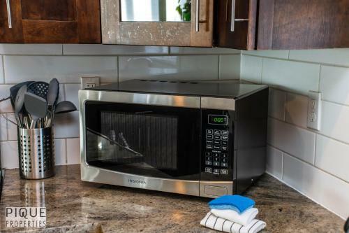 Villa New, 3bdrm Tropical Oasis, Central, Garage, Fireplace, Wifi!