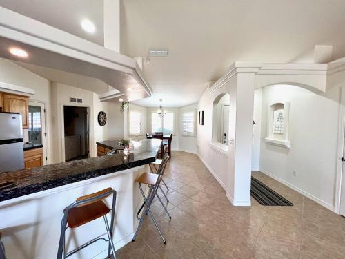 Garage & Driveway Boat Parking/ Views/sleeps 8