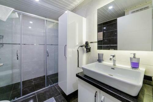 City And Sea View Pool L�x Villa