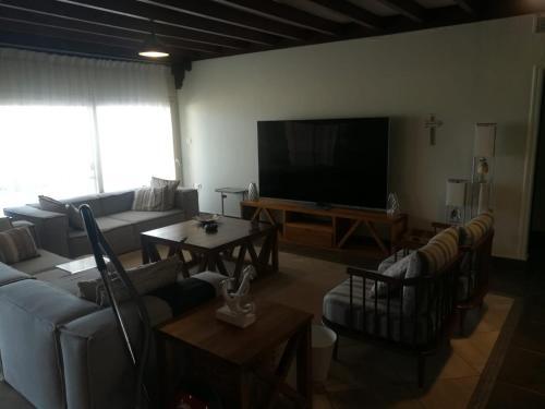 Luxurious 8 Master-bedroom Villa Overlooking Large Lake Marina 4